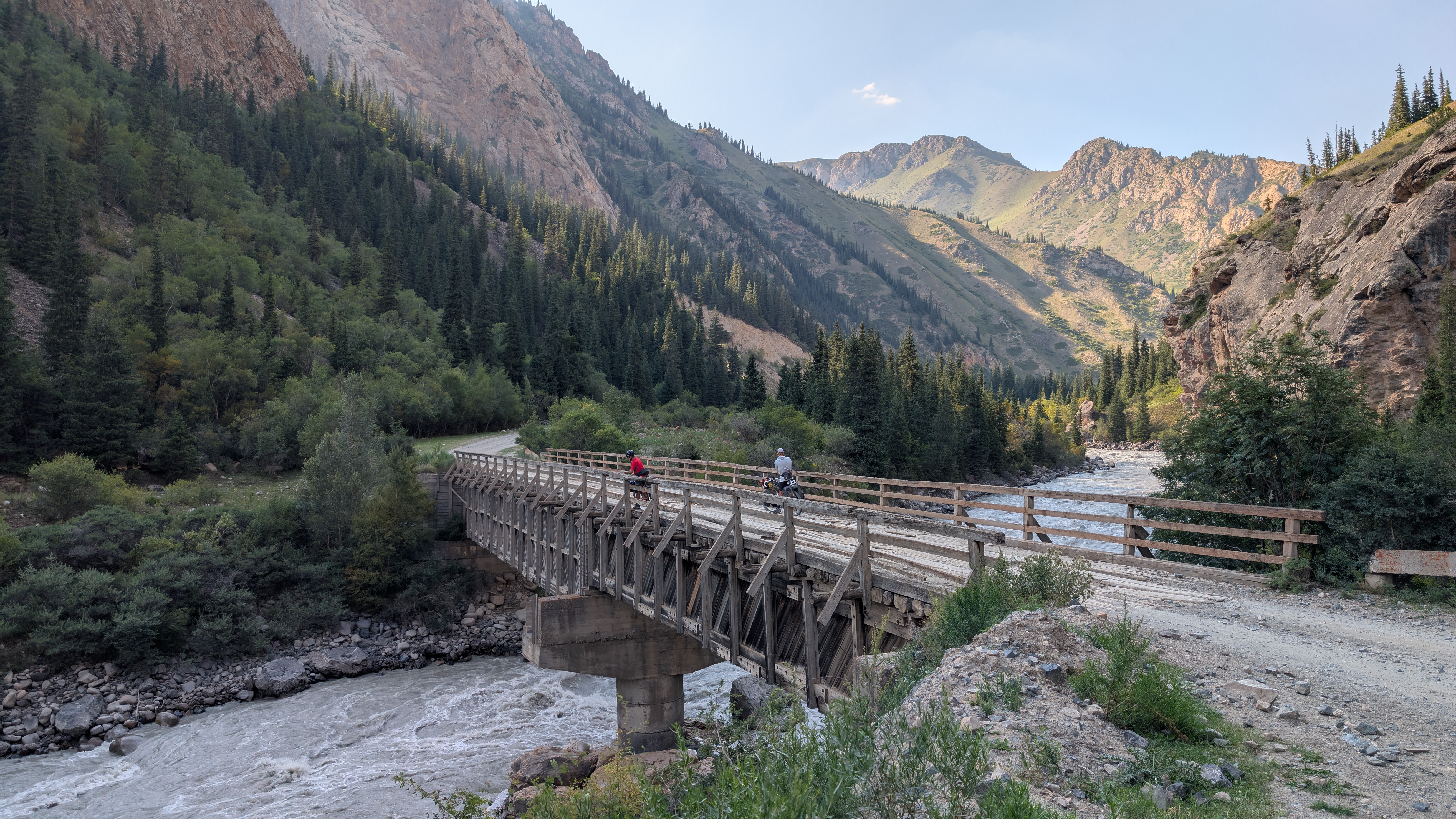 16. Creuant els vells ponts de fusta sobre el riu Narin