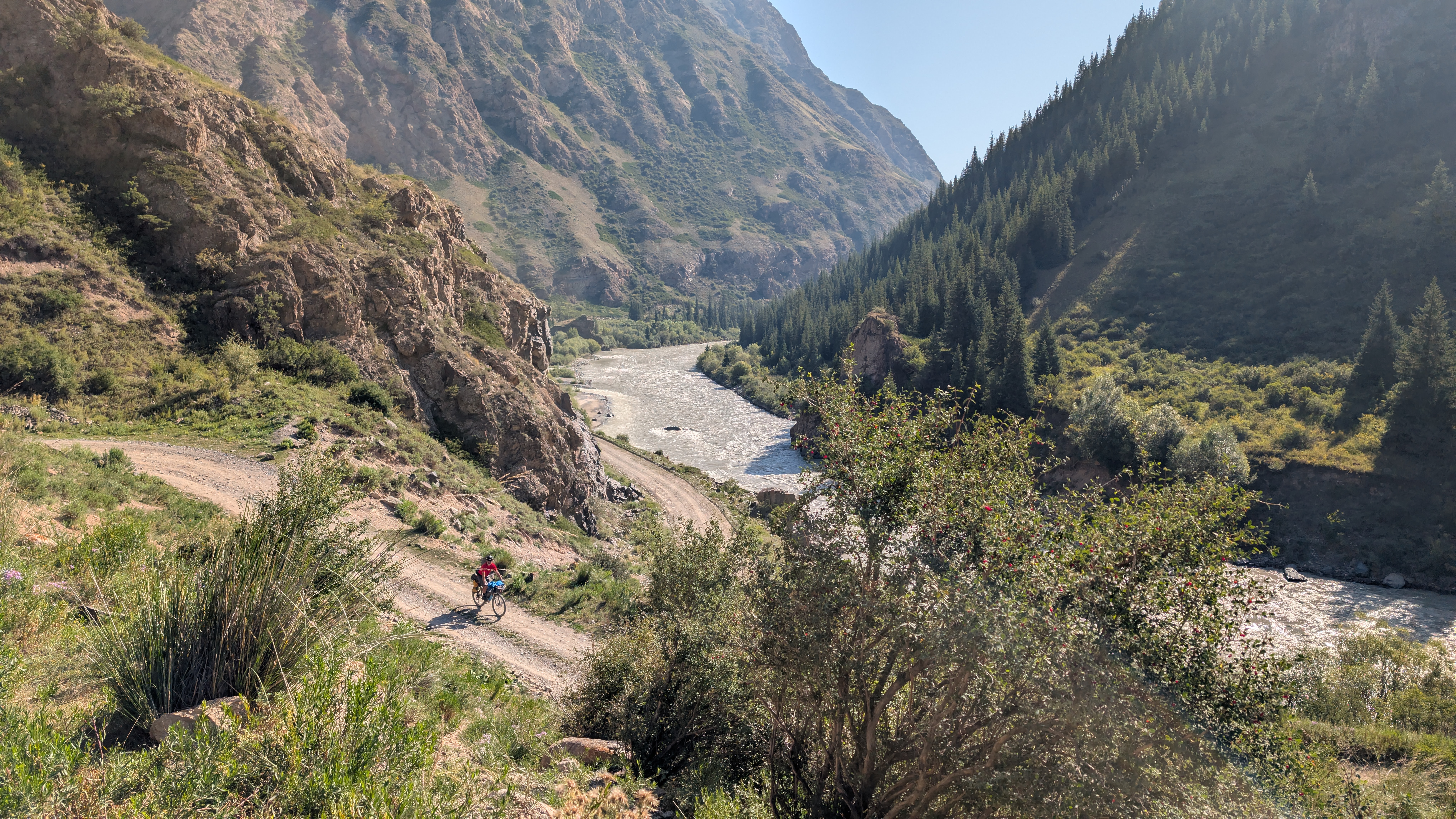 17. Pedalant per la vall del riu Narin